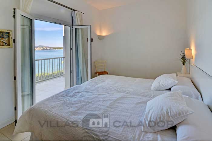 Seafront villa to rent in Mallorca, 10 people Portocolom