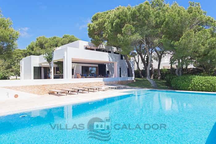 Seafront Holiday villa with pool in Majorca for rent