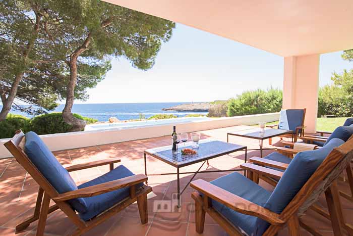 Seafront Holiday villa with pool in Majorca for rent