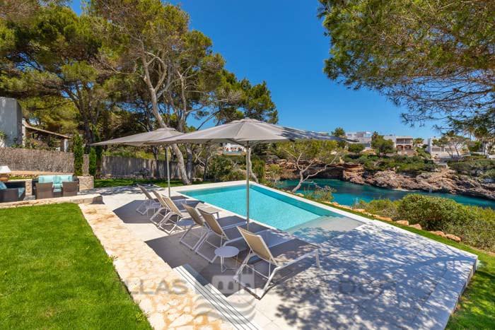 Seafront Holiday Villa Magdala in Cala D'Or, Mallorca