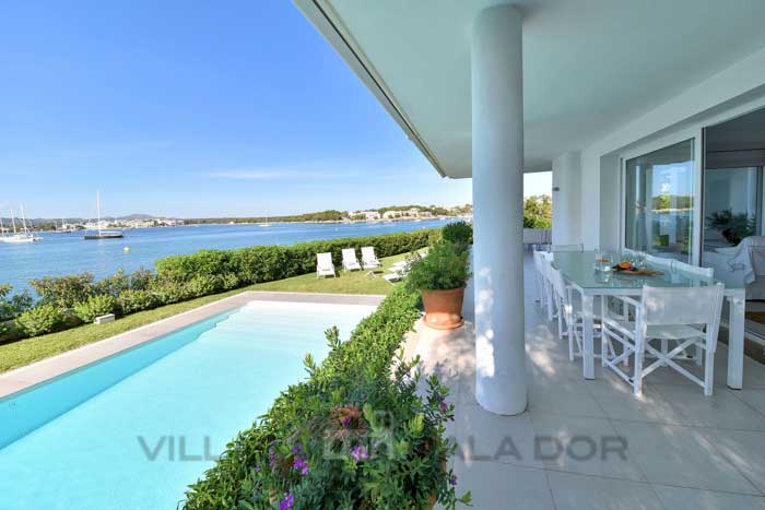 Seafront villa to rent in Mallorca, 10 people Portocolom