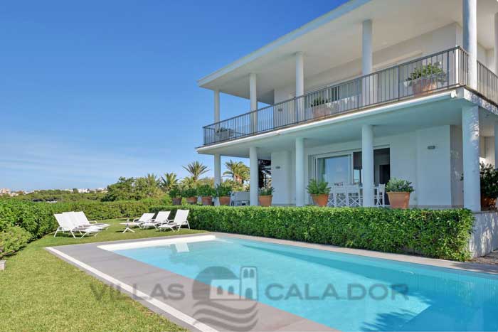 Seafront villa to rent in Mallorca, 10 people Portocolom