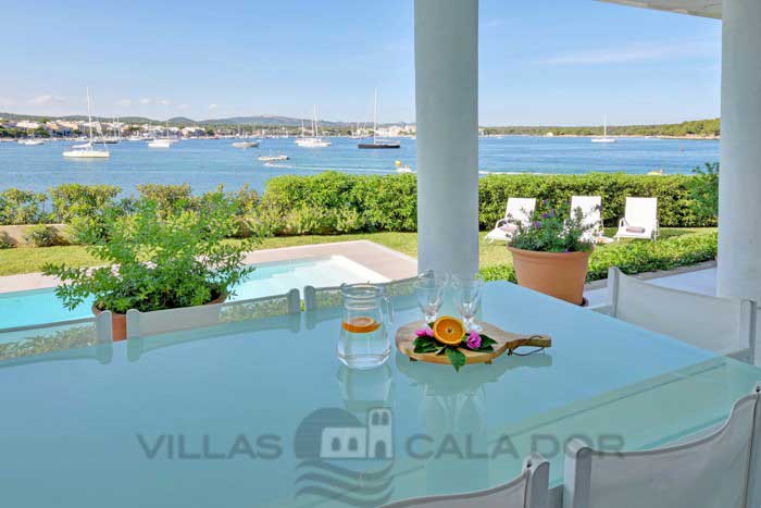 Seafront villa to rent in Mallorca, 10 people Portocolom