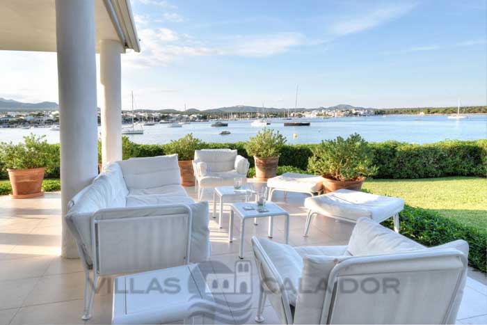 Seafront villa to rent in Mallorca, 10 people Portocolom