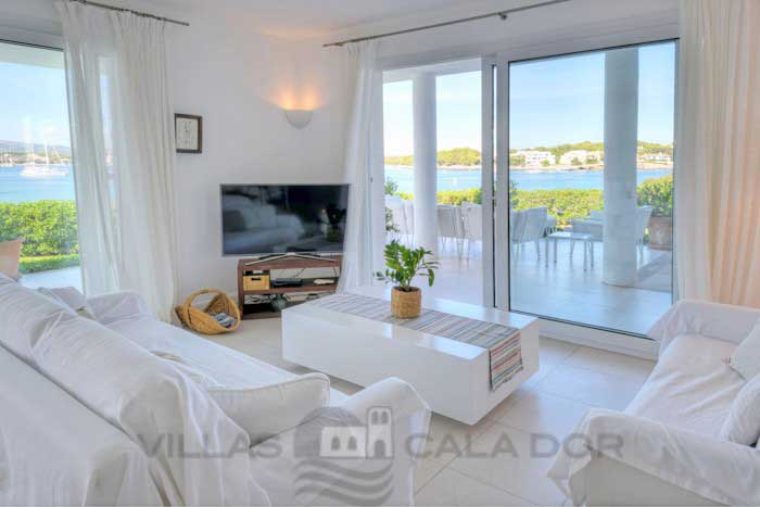 Seafront villa to rent in Mallorca, 10 people Portocolom