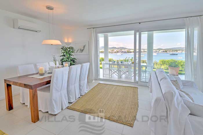 Seafront villa to rent in Mallorca, 10 people Portocolom