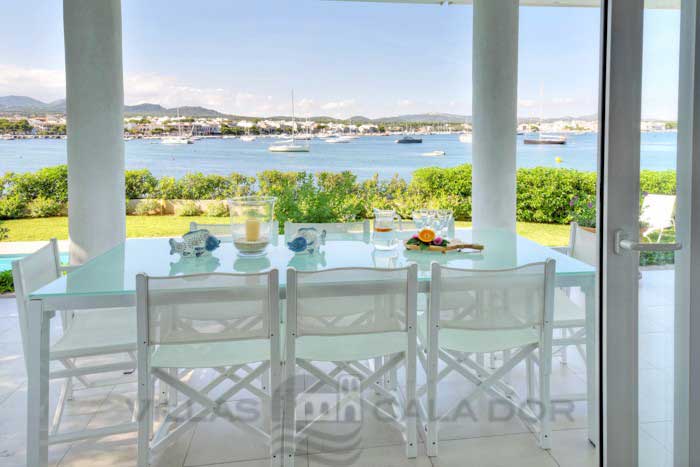 Seafront villa to rent in Mallorca, 10 people Portocolom