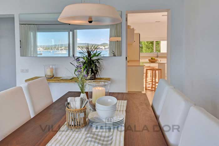 Seafront villa to rent in Mallorca, 10 people Portocolom