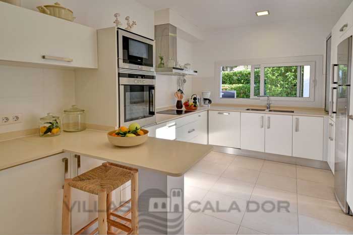 Seafront villa to rent in Mallorca, 10 people Portocolom