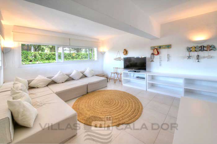 Seafront villa to rent in Mallorca, 10 people Portocolom