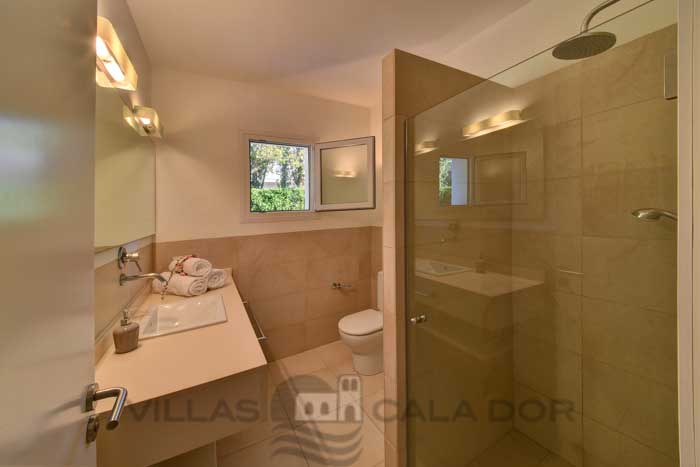 Seafront villa to rent in Mallorca, 10 people Portocolom