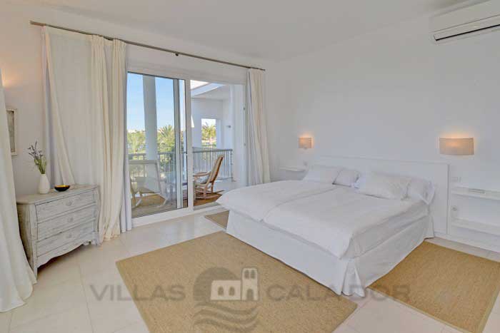 Seafront villa to rent in Mallorca, 10 people Portocolom