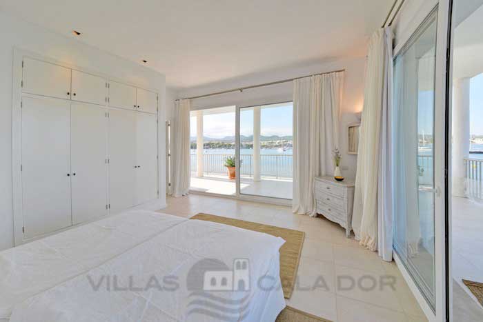 Seafront villa to rent in Mallorca, 10 people Portocolom