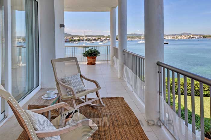 Seafront villa to rent in Mallorca, 10 people Portocolom