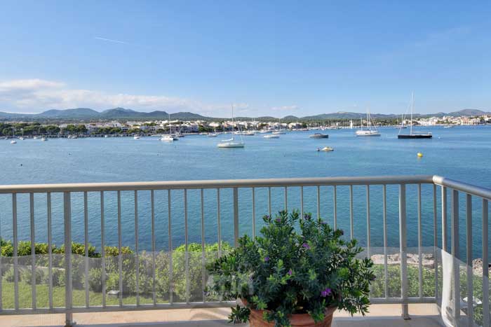 Seafront villa to rent in Mallorca, 10 people Portocolom