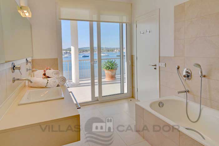 Seafront villa to rent in Mallorca, 10 people Portocolom