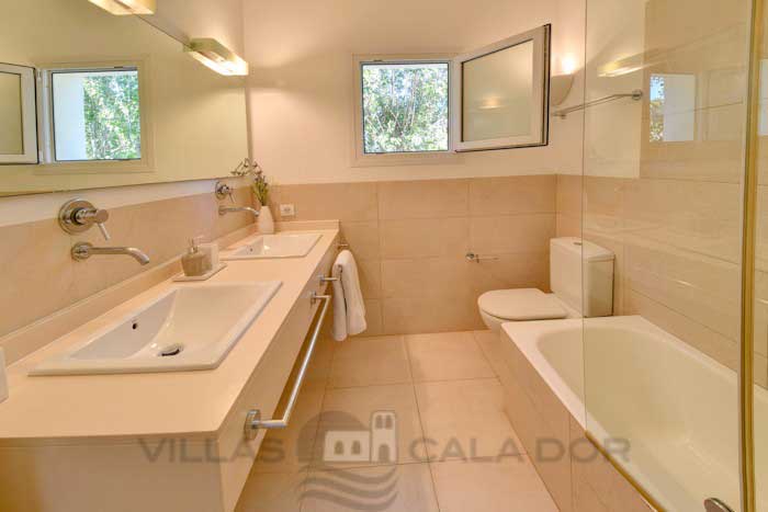 Seafront villa to rent in Mallorca, 10 people Portocolom