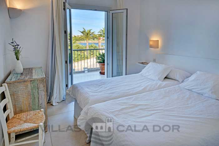 Seafront villa to rent in Mallorca, 10 people Portocolom