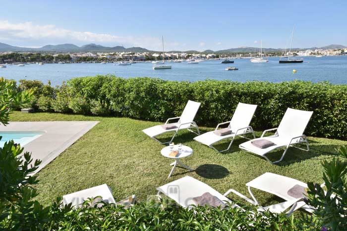 Seafront villa to rent in Mallorca, 10 people Portocolom