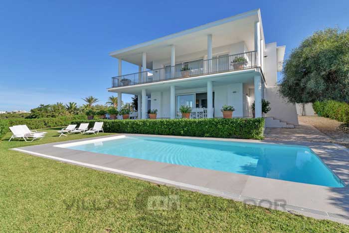 Seafront villa to rent in Mallorca, 10 people Portocolom