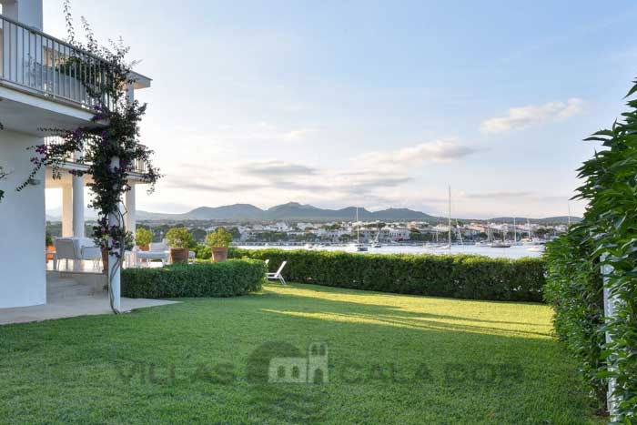 Seafront villa to rent in Mallorca, 10 people Portocolom