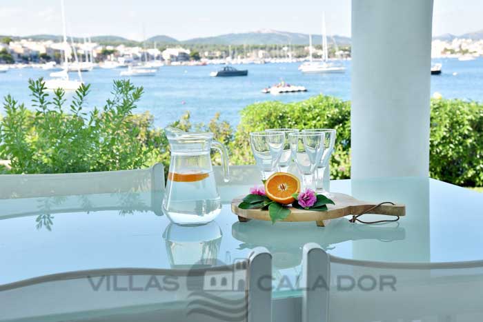 Seafront villa to rent in Mallorca, 10 people Portocolom