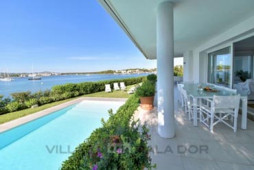 Seafront villa to rent in Mallorca, 10 people Portocolom