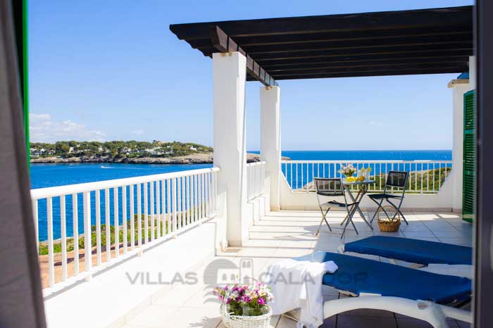 Forti 57- Seafront villa with pool