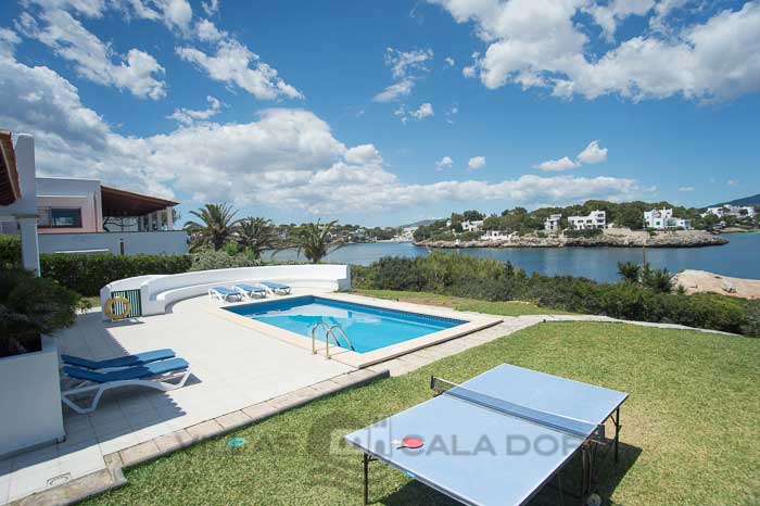 Forti 57- Seafront villa with pool