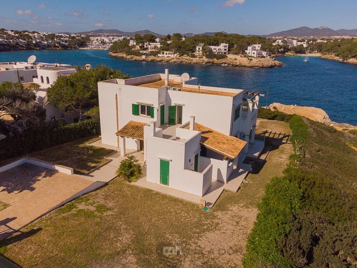 Forti 57- Seafront villa with pool