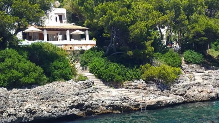 Seafront villa Bonaire to rent in Cala D'Or Mallorca, 