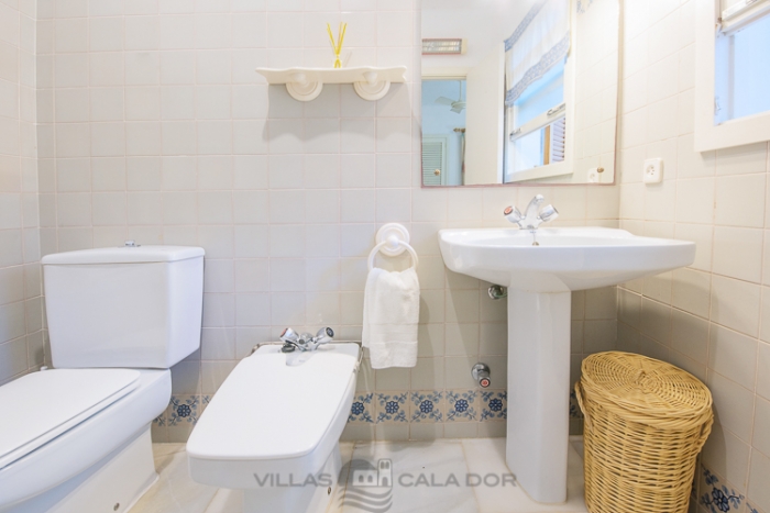 Seafront villa Bonaire to rent in Cala D'Or Mallorca, 