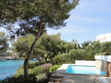 Seafront villa Bonaire to rent in Cala D'Or Mallorca, 