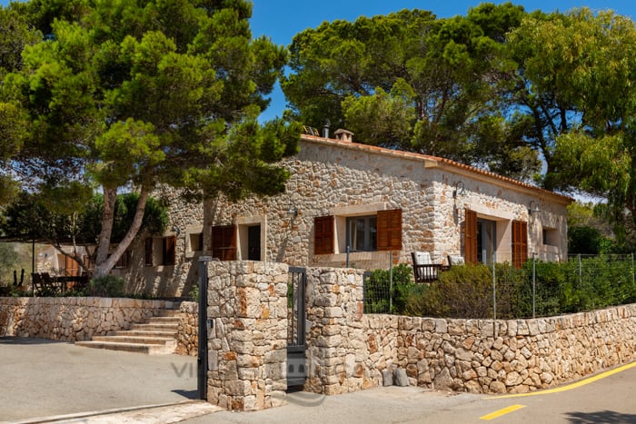 Seafront holiday villa to rent in Cala s'Almonia, Santanyi