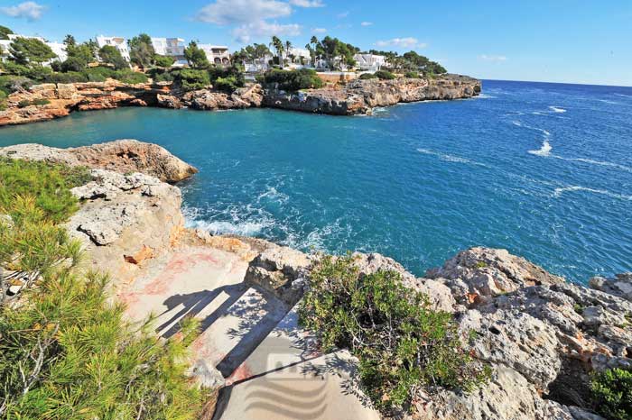 Seafront holiday villa direct access to the sea. Majorca