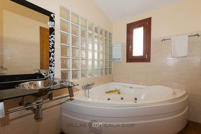 Country house Angoixes, 5  bedrooms , Santanyi, Mallorca