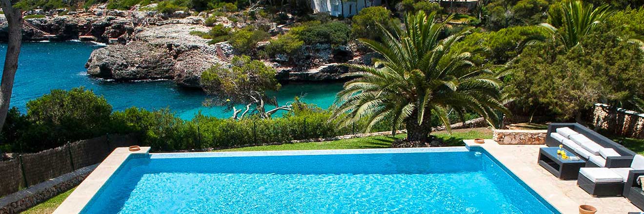 Villa para vacaciones con piscina frente al mar en Mallorca